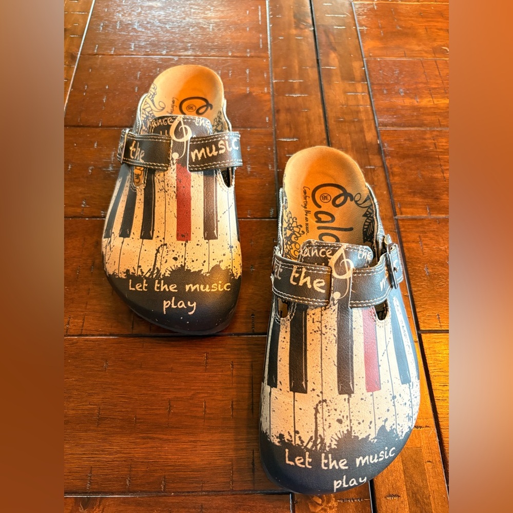 Calceo - BLACK/WHITE/RED PIANO PATTERN “LET THE MUSIC PLAY” CLOGS -Size 38 NWOT - Picture 3 of 7